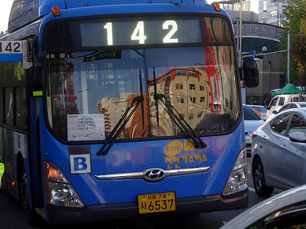 バスにも受験会場の張り紙が。その下には「ファイティング」の文字も。ソウルのバスも応援している受験生の皆さん、今日は頑張って！