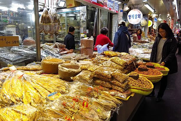 中部市場といえば乾物が有名。スルメに干し鱈にナッツ類に・・・