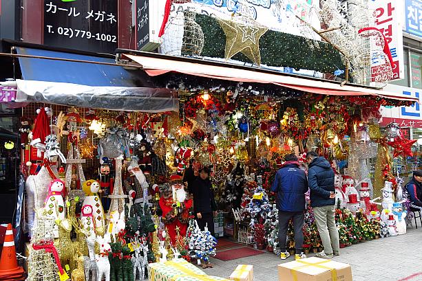 クリスマス飾りのお店が今年も登場！いやー、毎年ながらハデハデです！
