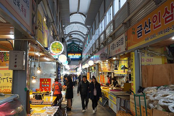 江陵（カンヌン）にある江陵中央市場は小規模ではあるものの、庶民の台所という雰囲気でぶらぶらするのもなかなか楽しい！