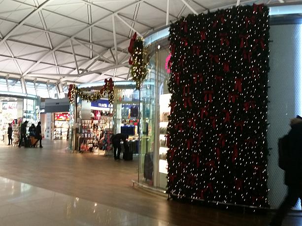 空港内のショッピングブースも少しずつクリスマスモード。