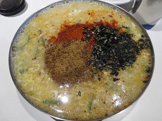 カルグクス＠ベテランカルグクス仁寺洞店（7000ウォン）　全州で有名なカルグクス。見た目と独特なスープが特徴。でもかき混ぜて食べるとおいしい。麺も細めでつるつる入る。