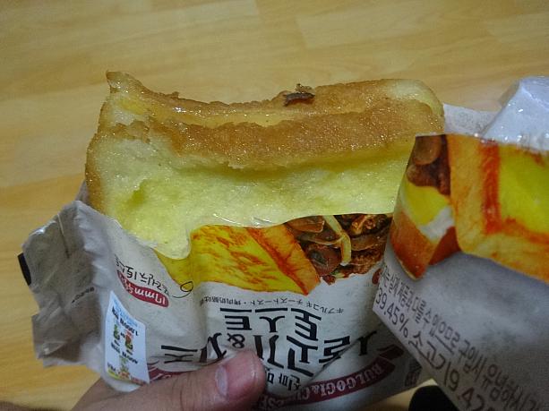 プルコギトースト＠セブンイレブン（２３００ウォン）パンは甘め、でも中はプルコギ。ちょっと露店のトースト感覚？