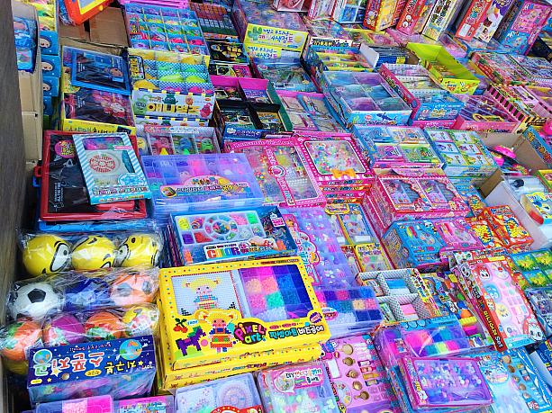 ここは子供たちの天国、おもちゃの市場！