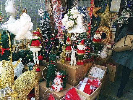 【プチクリスマス】昌信洞　文具・玩具卸売り通りのクリスマス  サンタクロース クリスマスツリー ツリー クリスマス クリスマスプレゼント プレゼント チャンシンドン おもちゃ市場 おもちゃ 子供 キッズ 子連れ 文具市場