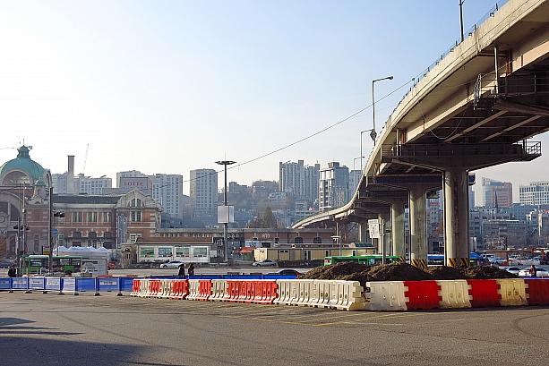 旧ソウル駅舎の横を越えるようにかかっているこの高架。