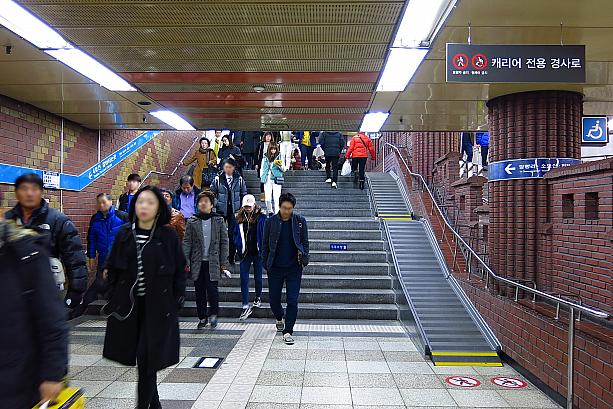 まずはこちら！地下鉄１号線のホームから、国鉄のソウル駅やロッテマート、ロッテアウトレットなどに向かう通路の階段に、キャリーバッグ専用のスロープが誕生。