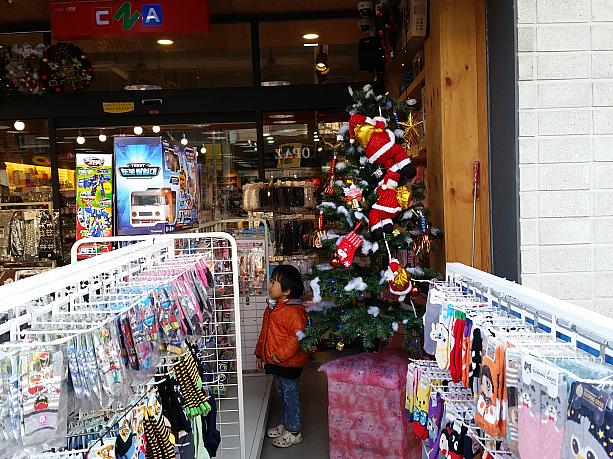 ここにもクリスマスのプレゼントをリクエストしに来た子供が！この季節はプレゼント目当ての子供たちもやってくるから、お店もにぎやかに。