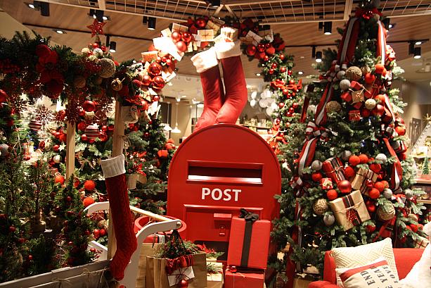 クリスマスグッズがずらっと並ぶショッピングモール！