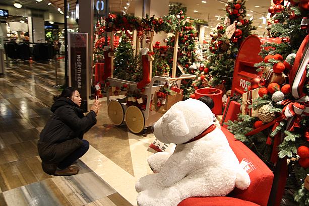インテリアショップの前のクリスマス装飾の前で記念撮影！