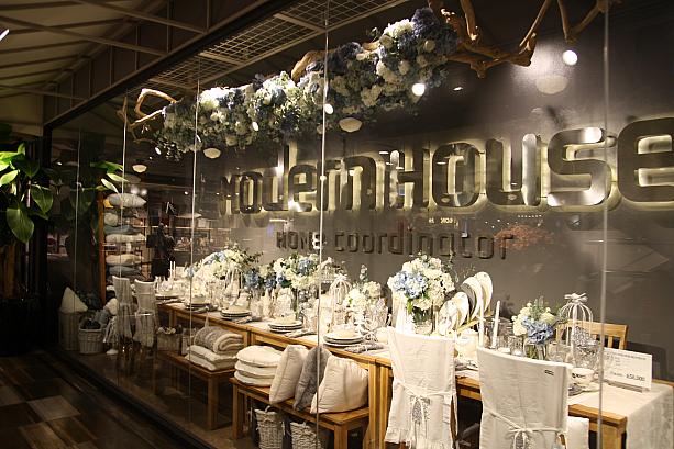 真っ赤なインテリアの横には真っ白のインテリアも！こちらも冬っぽくステキ！釜山の街はクリスマス雰囲気いっぱいです！