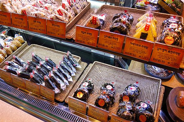 一見、日本で見慣れたおにぎりだけど、中身はキムチ味やコチュジャン味など韓国っぽい～