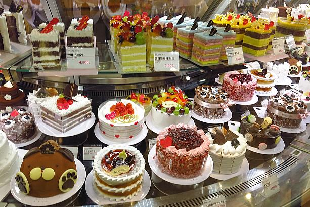 韓国のケーキって、日本のケーキとやっぱりどこか雰囲気が違うかも。派手なのが多いのかなあ～そんなところも面白い！