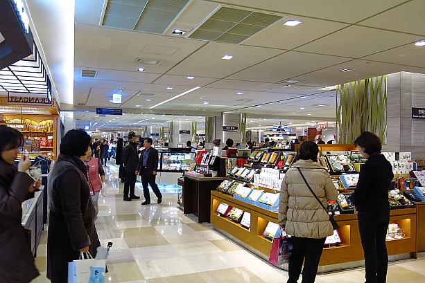 お土産ショッピングにもぶらぶら歩きにも楽しいデパ地下。今日はロッテ百貨店本店の地下を探検！