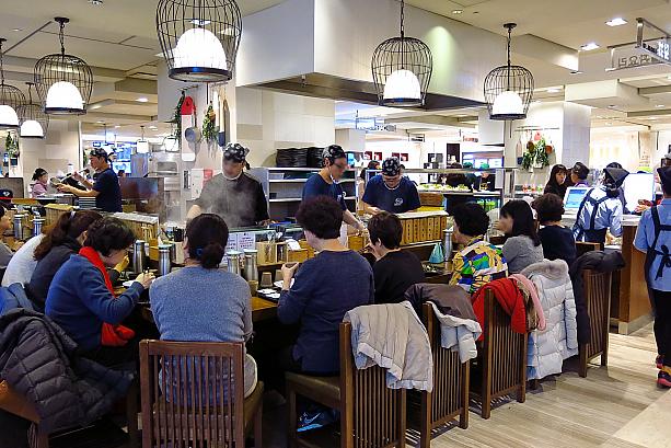 がっつりご飯が食べられるお店もあるのが韓国のデパ地下。このお客さんの多いお店のメニューは？