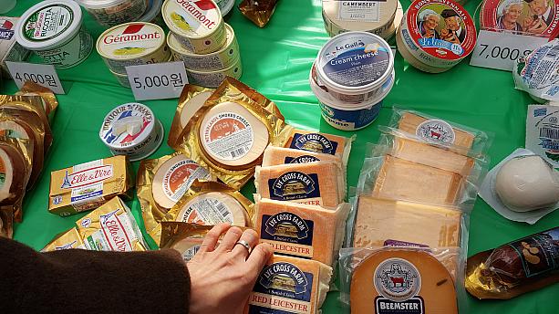 チーズは市価の半額以下、ものすごい速さで売れていきます・・・