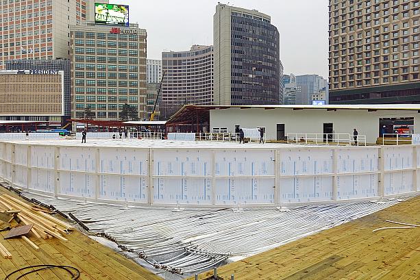 そして、ソウルで年末年始恒例の風物詩といえば、市庁前ソウル広場のスケート場！こちらはいよいよ今週木曜日にオープン予定でただいま工事真っ最中。