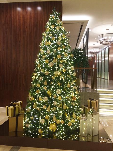 中に入ると輝く大きなクリスマスツリーが！こちらはビュッフェもオススメなんですよ～。寒～い冬はちょっとリッチにホテルビュッフェなんていかが！？
