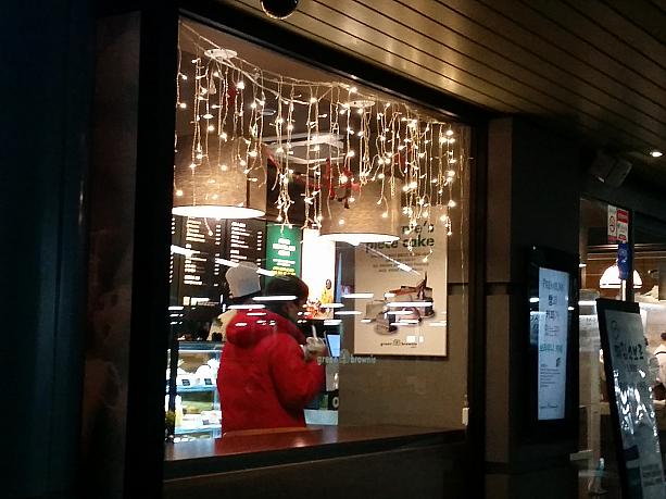 駅にあるカフェにはかわいいクリスマスイルミネーションが！