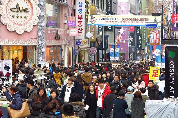 今日はクリスマスイブ。明洞（ミョンドン）には午後からすでにすごい人！