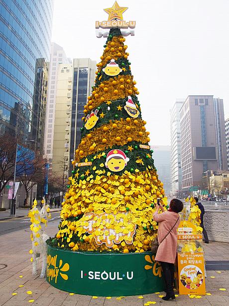 クリスマスイブの街の様子はどうかな？まずは鐘閣駅からほど近い清渓川から。めずらしい黄色いクリスマスツリーが！