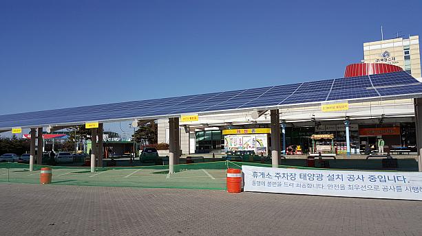 こちらは工事中の大きな太陽光発電。駐車場の真ん中に２台も設置されていました。下の駐車スペースはどうなるのかな・・・