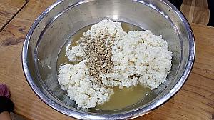 ヌルク水ともち米をひたすら混ぜるのですが、