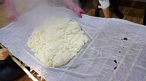 蒸し布の上にもち米を敷きつめて冷まします。