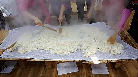 お米がくっつかないように手早く広げていきます。