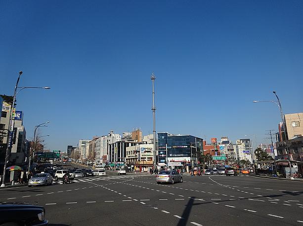 空は青くてキレイだけれど、朝の気温はマイナス５度。昼も１度ととっても寒いソウル！