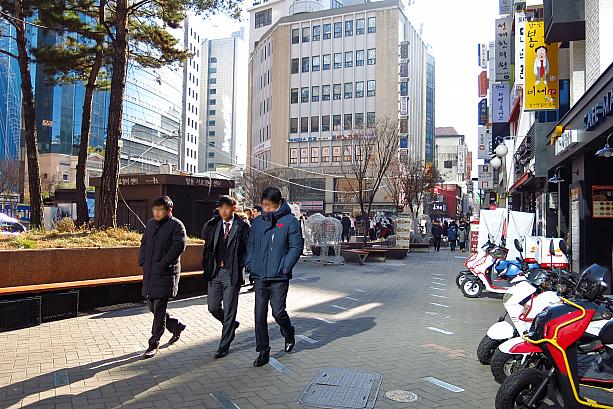 明洞（ミョンドン）の中でもオフィス街に近い地下鉄ウルチロイック（乙支路入口）駅周辺は、ランチ時になると特にサラリーマンたちがいっぱい。