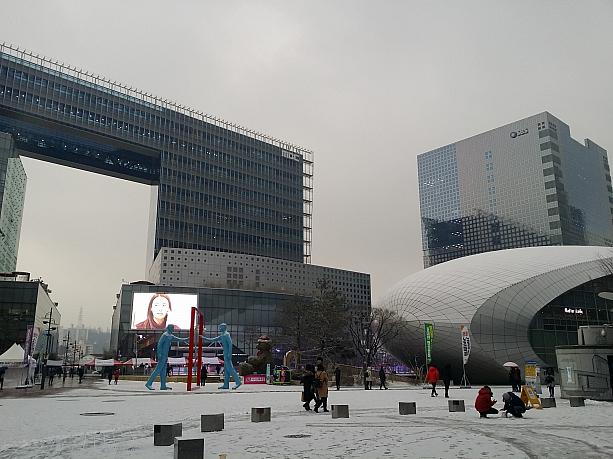 久しぶりの雪！ＤＭＣことデジタルメディアシティは放送局MBCの社屋前。
