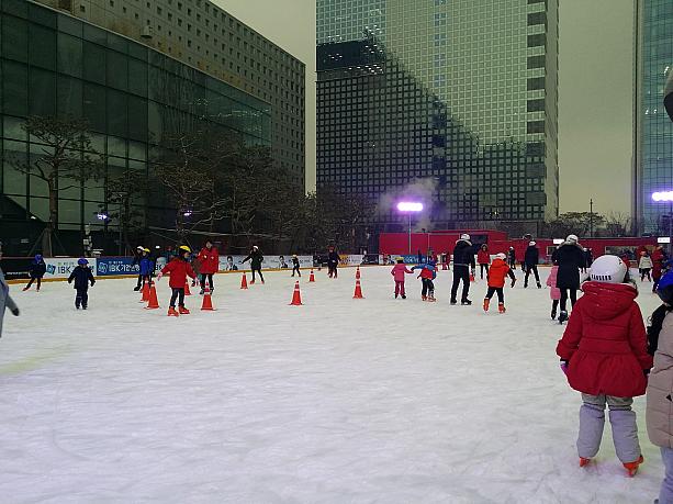 MBC新社屋前にはアイススケートリンクが。2016年２月18日までアイススケートが楽しめます。