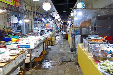 お店は「カンウォン食堂」。庶民的な市場の中にあります。食べられないと分かり、やる気をなくして写真がブレブレに・・・