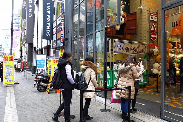 そんな寒い日でも最近、ここ明洞で行列の絶えないトコロが。この先には一体何が！？