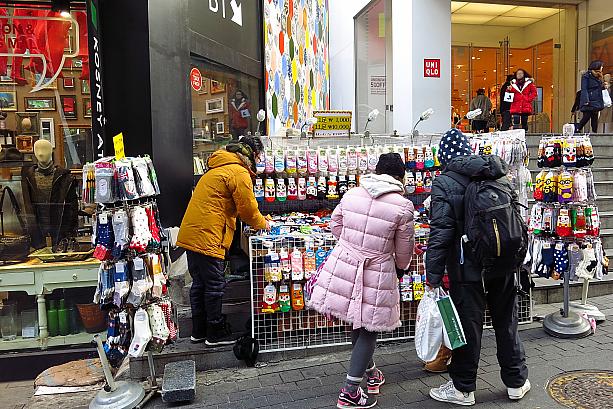 露店のおじさん、こんな日にずっと外にいたら寒いんだろうなあ～