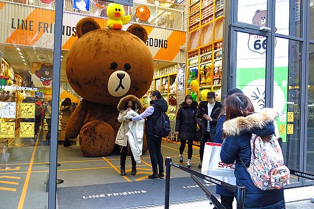 ナビもオープンしてから何度もここを通りかかったんですが、ホントにいつも行列なんです。そうそう、明日からはもっと寒くて、明日は最高気温がマイナス８℃とか！？今週は特に防寒対策をしっかりと～！