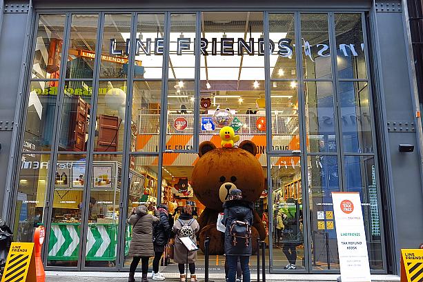 先月、明洞にオープンしたLINEのキャラクターショップ。店頭に座る巨大なブラウンのぬいぐるみが話題のフォトスポットに！