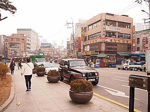 左：黄鶴洞コプチャン横丁。その先には厨房市場、ソウル中央市場、中央市場地下刺身センター、新堂創作アーケードが