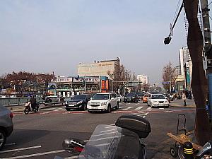昌慶宮路との交差点、右へずっと行くと昌慶宮やソウル大学病院が