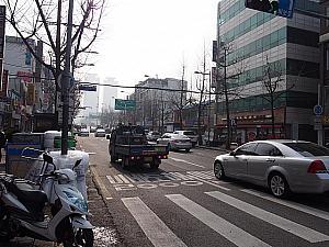 昌慶宮路との交差点、左へ行くとすぐ乙支路４街駅