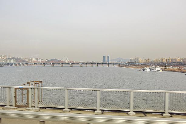 ソウルの中心部を東西に流れる大きな川、漢江（ハンガン）も凍ったというニュースを見て、さっそくやってきました！こちらは漢南洞と江南をつなぐ漢南大橋（ハンナムデギョ）。