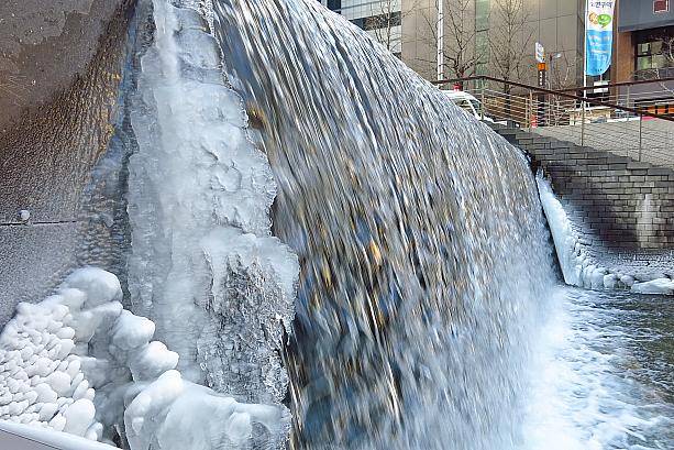 こんなに勢いよく流れる滝の水が凍るなんて！