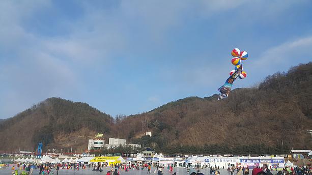 ソウルから高速バスで約３時間、江原道（カンウォンド）の華川（ファチョン）。こちらでは韓国の冬祭りの中でもダントツの人気を誇る『氷の国華川ヤマメ祭り』が開かれています。