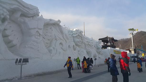 ダイナミックな雪像も。その前ではソリや氷上自転車など氷遊びができます。