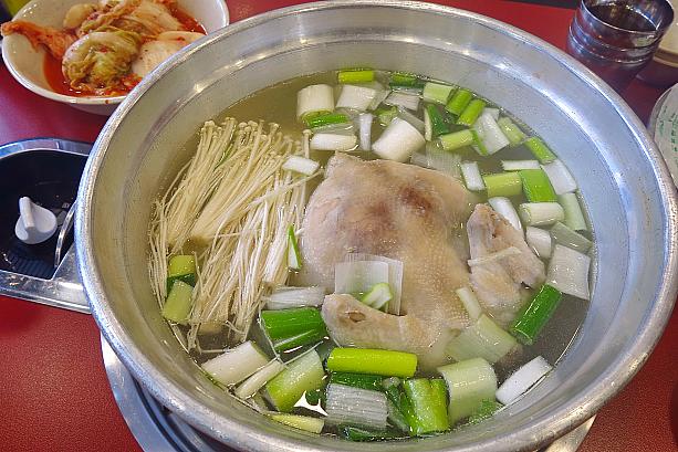 鶏が丸々１羽入った鍋がタッカンマリ！ホントに鶏がどどーんとお鍋の中に！