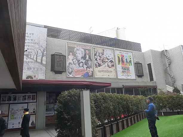楽園商街の上にあるこちらの映画館。中には「ロマン劇場」と「シルバー映画館」の２館があります。
