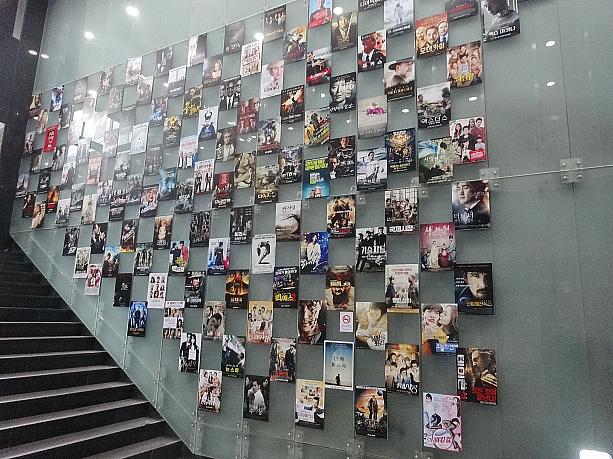 階段には映画のポスターがいっぱい！