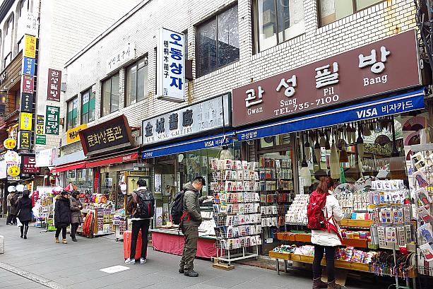仁寺洞といえば小さくて古いお店が並んでいるのが定番の風景。ところどころ工事中のビルもこの風景にちゃんと溶け込むようなデザインだったらいいですね！