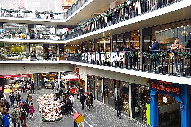 いつも賑やかなサムジギル。ステキなお店もたくさんあって、来るだけでワクワクしちゃう！